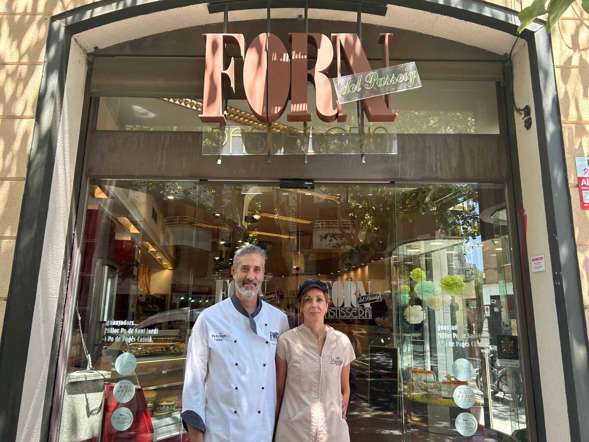 Miquel i Raquel enfront del Forn del Passeig situat a Fabra i Puig