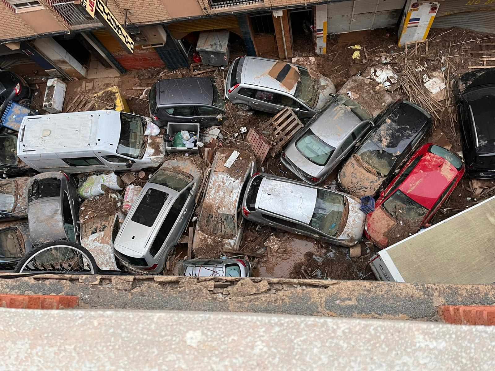 Cotxes amuntegats i coberts de fang a Sedaví Cotxes amuntegats i coberts de fang a Sedaví