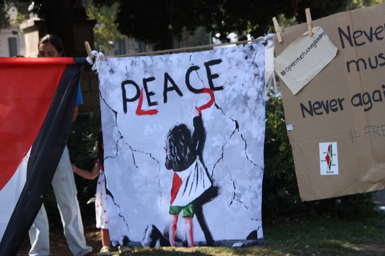 Cartell reivindicatiu a l'activitat de creació de banderoles per condemnar el genocidi a Gaza