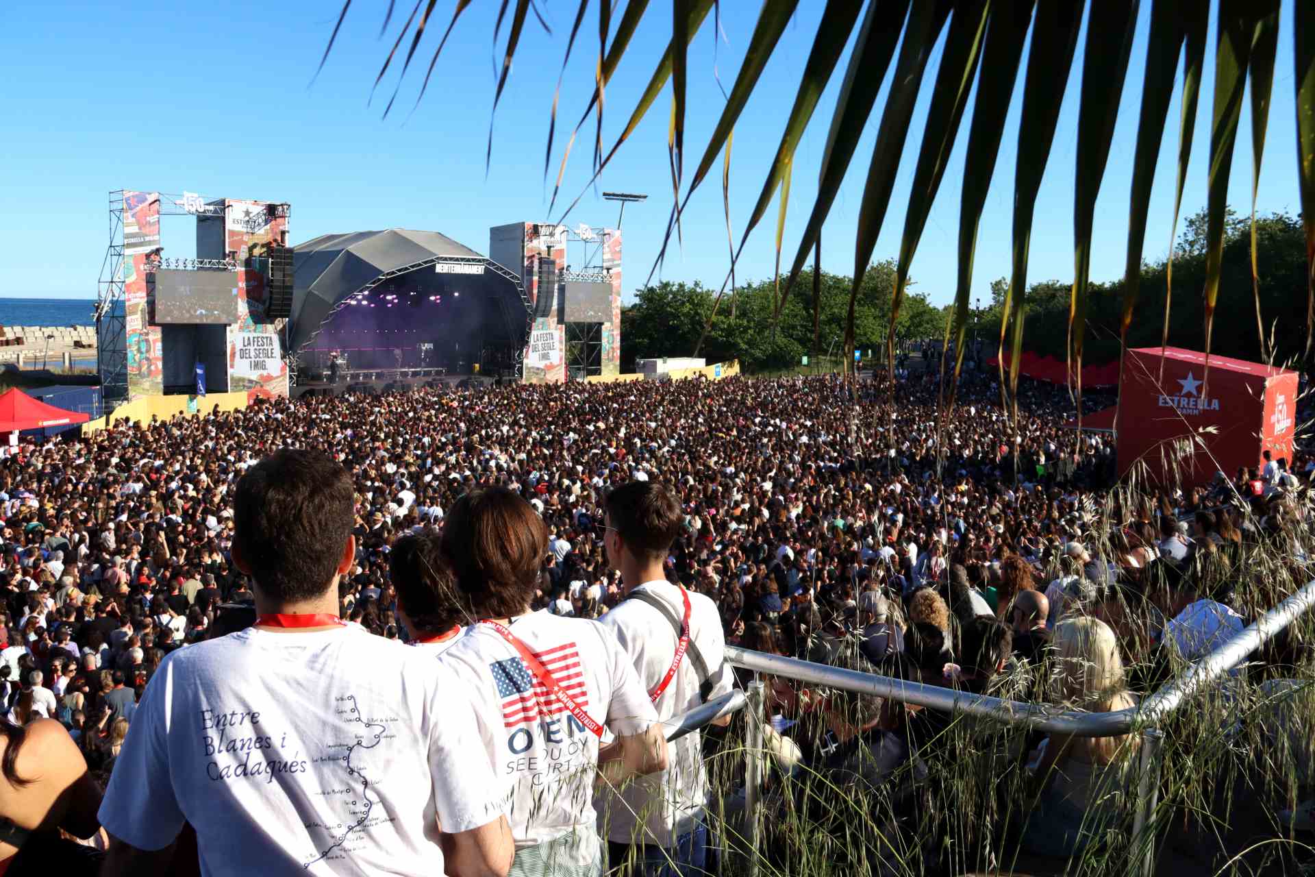 Visió panoràmica de l'escenari 'Mediterràniament', al Fòrum, durant l'actuació de The Yets per la festa del 150è aniversari d'Estrella Damm, celebrada fa poques setmanes