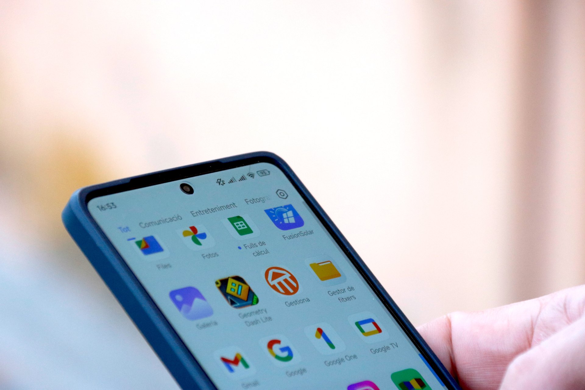 Pla detall d'un telèfon mòbil on es pot veure la cobertura a Ulldemolins